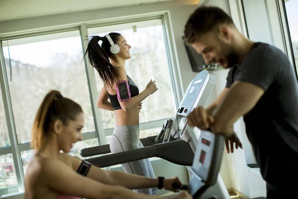 Personal Trainer Met Mooie Jonge Vrouw Fiets Machine Sportschool — Stockfoto