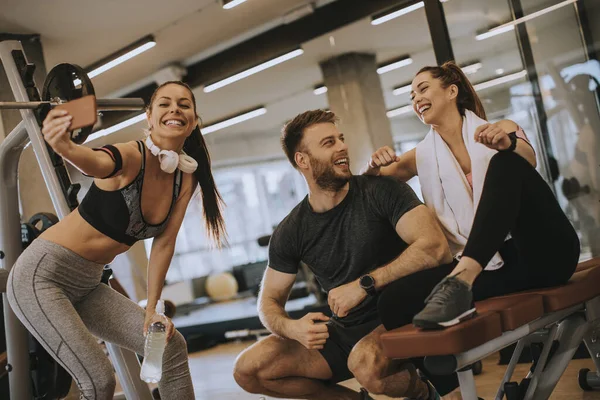 Grupp Sportiga Ungdomar Sportkläder Tar Selfie Foto Med Mobiltelefon Gym — Stockfoto