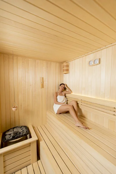 Hübsche Junge Frau Entspannt Sich Der Sauna — Stockfoto