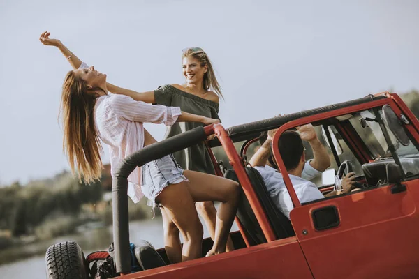 Groep Gelukkige Jongeren Die Genieten Van Een Roadtrip — Stockfoto