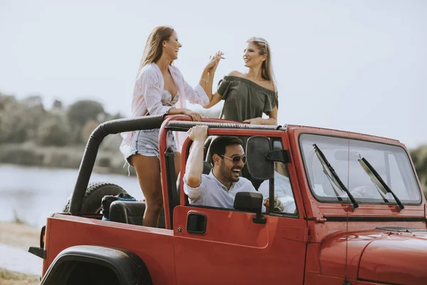 Grupo Jóvenes Felices Disfrutando Viaje Por Carretera —  Fotos de Stock