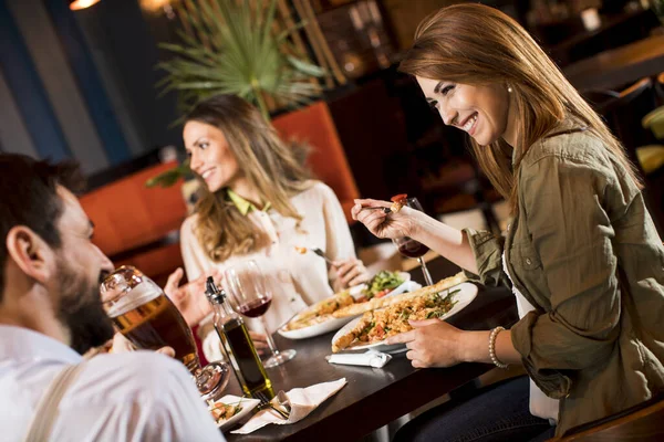 Ungdomsgrupp Som Äter Middag Restaurangen — Stockfoto