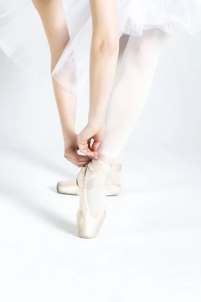 Joven Bailarina Practicando Movimientos Ballet Estudio —  Fotos de Stock
