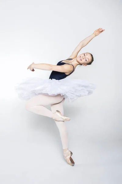 在演播室练习芭蕾舞的年轻芭蕾舞演员 — 图库照片
