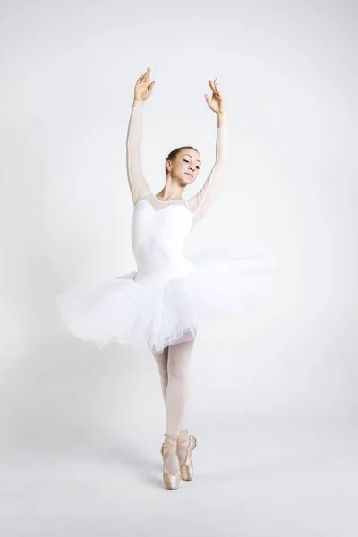 Jovem Bailarina Praticando Balé Move Estúdio — Fotografia de Stock