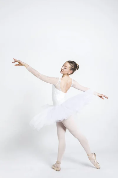 Jovem Bailarina Praticando Balé Move Estúdio — Fotografia de Stock