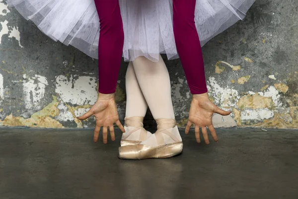 Bastante Joven Bailarina Bailando Ballet Clásico Contra Pared Rústica —  Fotos de Stock