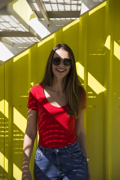 Giovane Donna Alla Moda Piedi Vicino Muro Giallo Una Calda — Foto Stock