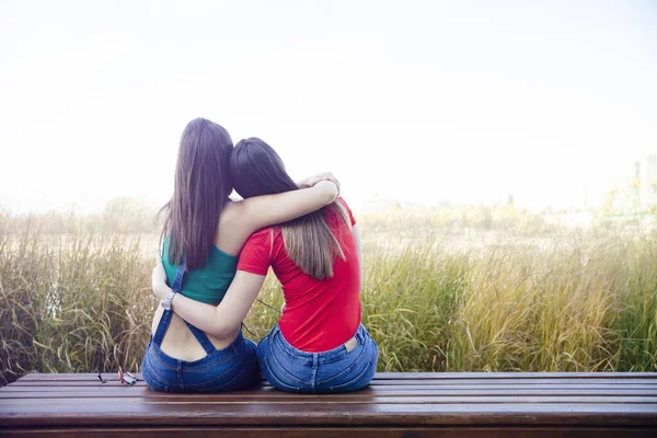 Dos Mejores Amigas Abrazándose Juntas Sentadas Aire Libre — Foto de Stock