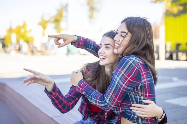 Twee Beste Vrouwelijke Vrienden Omhelzen Samen Buiten — Stockfoto