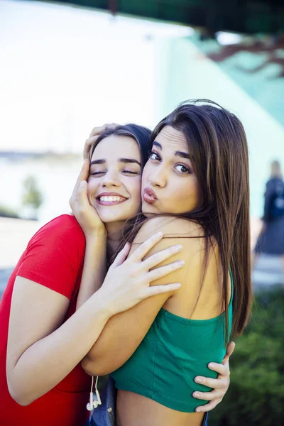 Duas Melhores Amigas Abraçando Juntas Livre — Fotografia de Stock