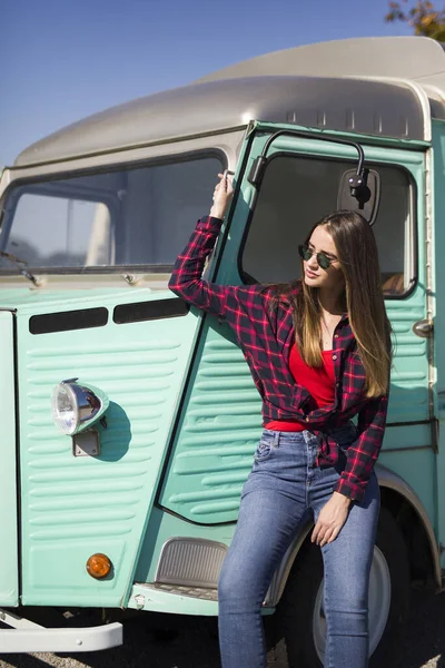 Smiling Pretty Young Woman Standing Vintage Minivan — Stock Photo, Image
