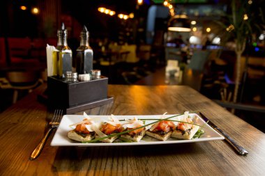 Zeytinli, sarımsaklı pesto soslu, kiraz domatesli ve parmesan yapraklı