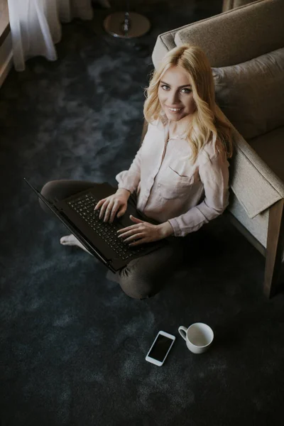 Ładna Młoda Kobieta Siedzi Podłodze Pokoju Laptopem — Zdjęcie stockowe