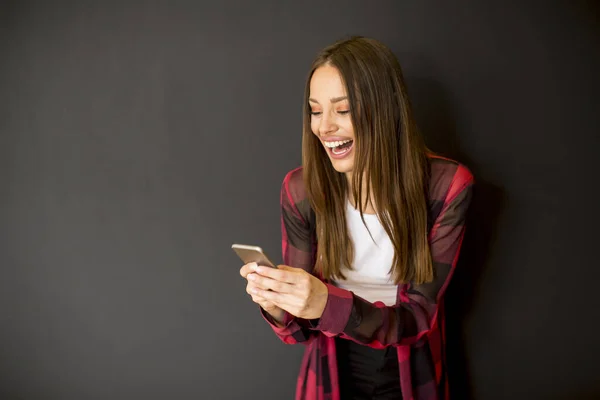 Uitzicht Mooie Glimlachende Jonge Langharige Vrouw Met Behulp Van Mobiele — Stockfoto