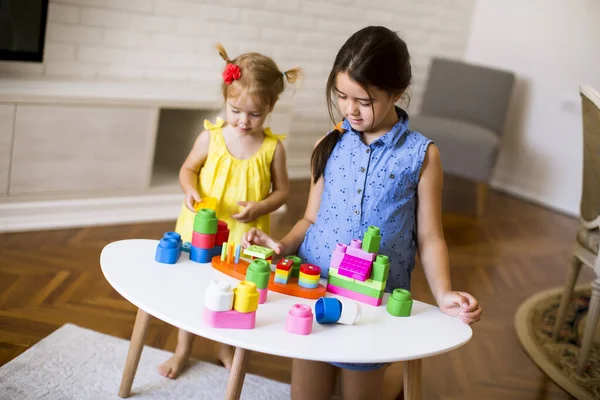 Two Cute Little Girls Play Blocks Table Room — Stock Photo, Image