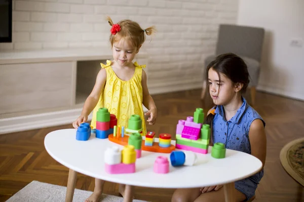 Две Милые Маленькие Девочки Играют Блоками Столом Комнате — стоковое фото