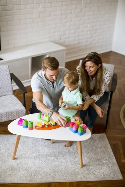 Netter Kleiner Junge Spielt Mit Spielzeug Wohnzimmer Mit Vater Und — Stockfoto