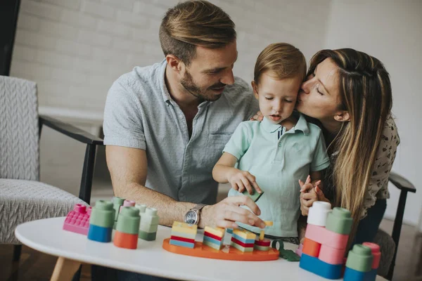 Lindo Niño Jugando Con Juguetes Sala Estar Con Padre Madre — Foto de Stock