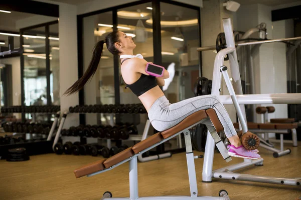 Güzel Genç Bir Kadın Spor Salonunda Yedek Kulübesinde Eğitim Görüyor — Stok fotoğraf