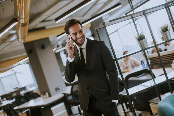 Bonito Jovem Empresário Vestindo Terno Preto Usando Smartphone Moderno Escritório — Fotografia de Stock