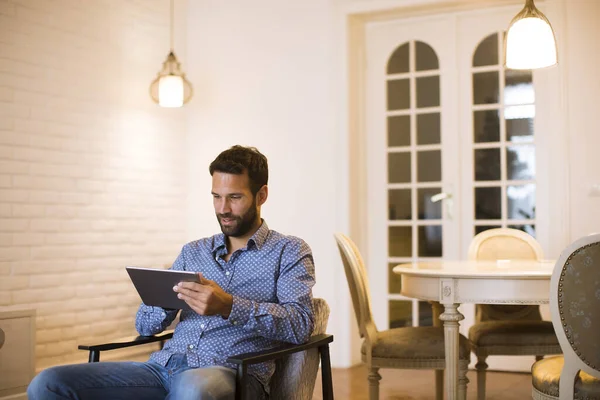 Knappe Jongeman Die Thuis Werkt Digitale Tablet — Stockfoto