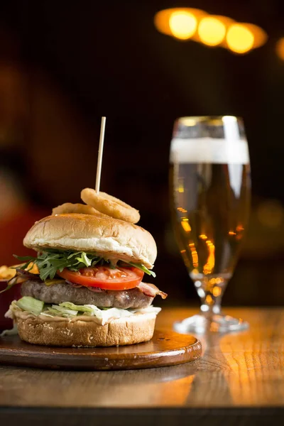 Hamburguesa Carne Res Con Queso Chedar Derretido Tocino Tomate Ensalada — Foto de Stock