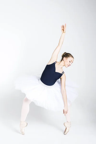 Joven Bailarina Practicando Movimientos Ballet Estudio — Foto de Stock