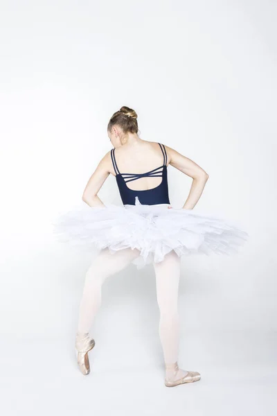 Młoda Baletnica Ćwicząca Ruchy Baletowe Studio — Zdjęcie stockowe