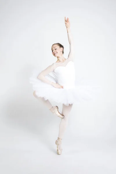 Jovem Bailarina Praticando Balé Move Estúdio — Fotografia de Stock