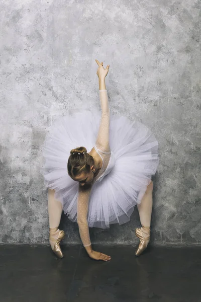 Bastante Joven Bailarina Bailando Ballet Clásico Contra Vieja Pared Rústica —  Fotos de Stock
