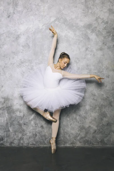 Bastante Joven Bailarina Bailando Ballet Clásico Contra Vieja Pared Rústica —  Fotos de Stock