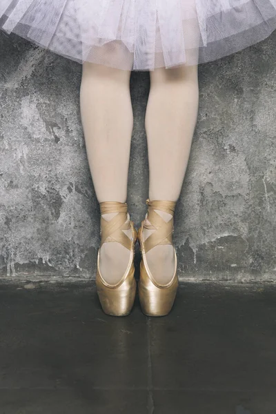 用尖尖的鞋子把年轻芭蕾舞演员的腿堵在墙边 — 图库照片