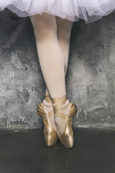 Primo Piano Delle Gambe Della Giovane Ballerina Con Scarpe Punta — Foto Stock