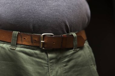 Aşırı kilolu obez adamın karnını kapat.