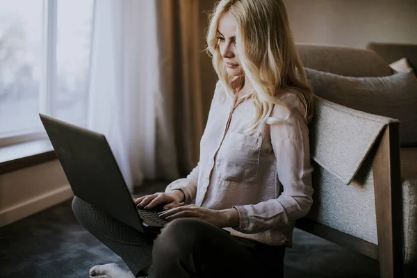 Mooie Jonge Vrouw Zittend Vloer Kamer Met Laptop — Stockfoto