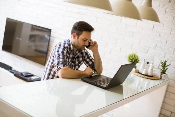 Snygg Ung Man Sitter Köksbord Hemma Och Använder Laptop Och — Stockfoto