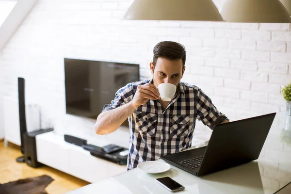 Knappe Jongeman Die Thuis Het Keukenbureau Zit Laptop Gebruikt Koffie — Stockfoto