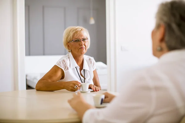 Madre Mayor Vieja Hija Madura Hablando Tomando Café Habitación — Foto de Stock