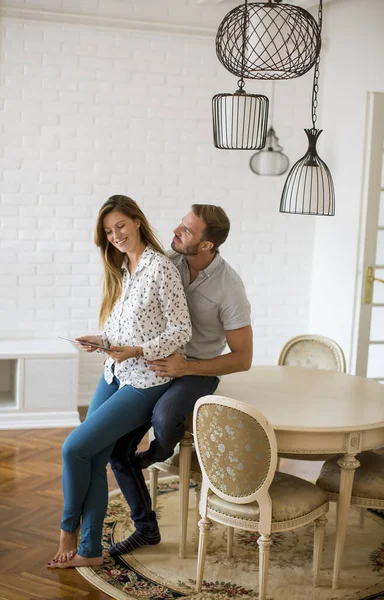 Feliz Jovem Casal Olhando Para Tablet Digital Sala Estar — Fotografia de Stock