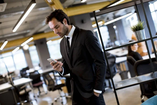 Joven Hombre Negocios Guapo Con Traje Negro Usando Teléfono Inteligente —  Fotos de Stock