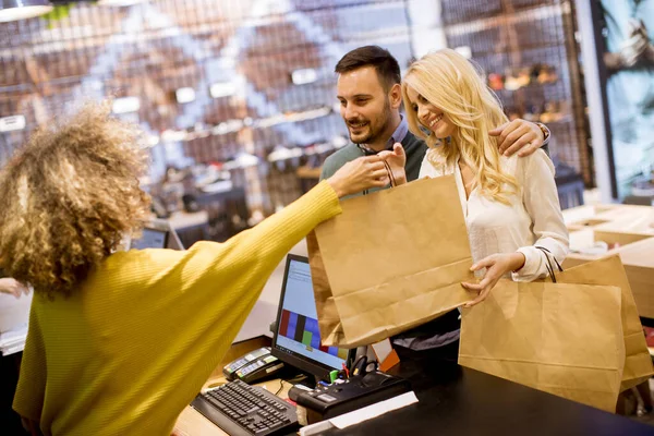 Feliz Joven Pareja Compras Una Tienda Ropa — Foto de Stock