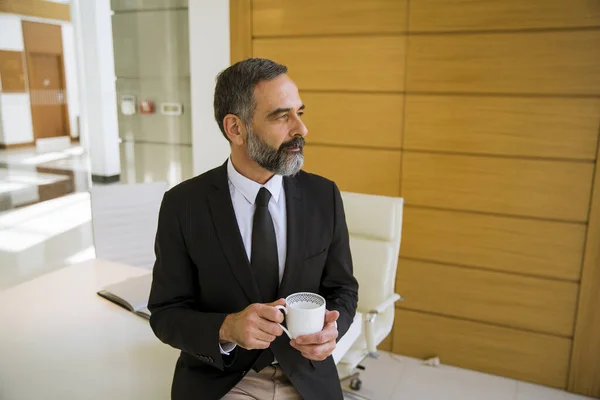 Schöner Geschäftsmann Mittleren Alters Mit Einer Tasse Kaffee Oder Modernen — Stockfoto