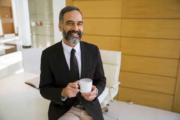 Schöner Geschäftsmann Mittleren Alters Mit Einer Tasse Kaffee Oder Modernen — Stockfoto