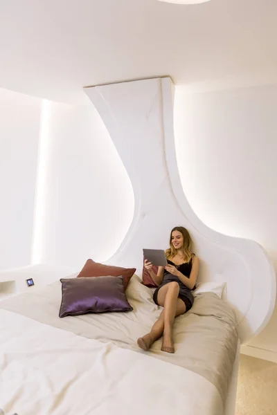 Jolie Jeune Femme Avec Tablette Couchée Sur Lit Dans Appartement — Photo