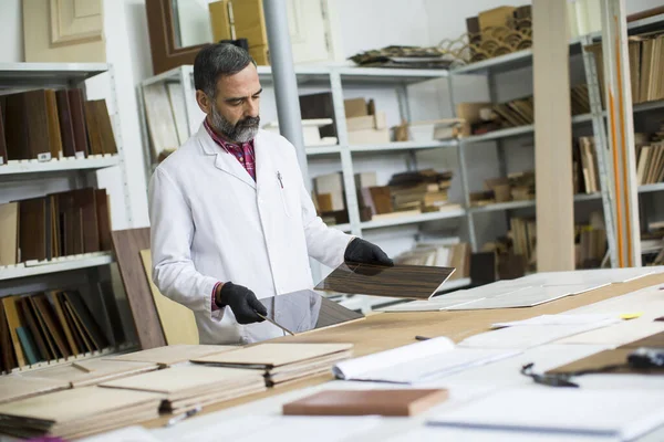 Visa Stilig Mogen Ingenjör Laboratoriet Undersöker Keramiska Plattor — Stockfoto