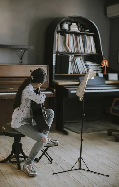 Carino Bambina Che Pratica Una Chitarra Acustica Casa Rustica — Foto Stock