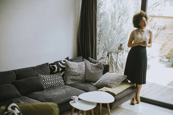 Mooie Jonge Vrouw Met Krullend Haar Met Behulp Van Mobiele — Stockfoto