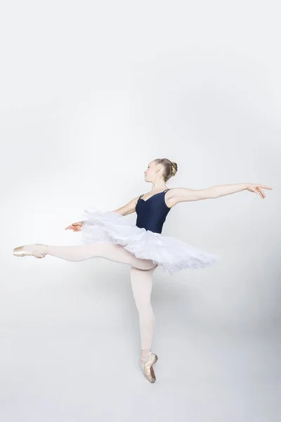 Молодая Балерина Практикующая Балетные Движения Студии — стоковое фото