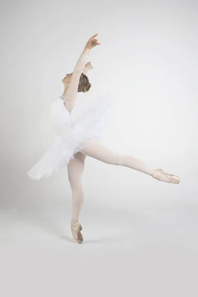 Genç Balerin Stüdyoda Bale Hareketleri Yapıyor — Stok fotoğraf